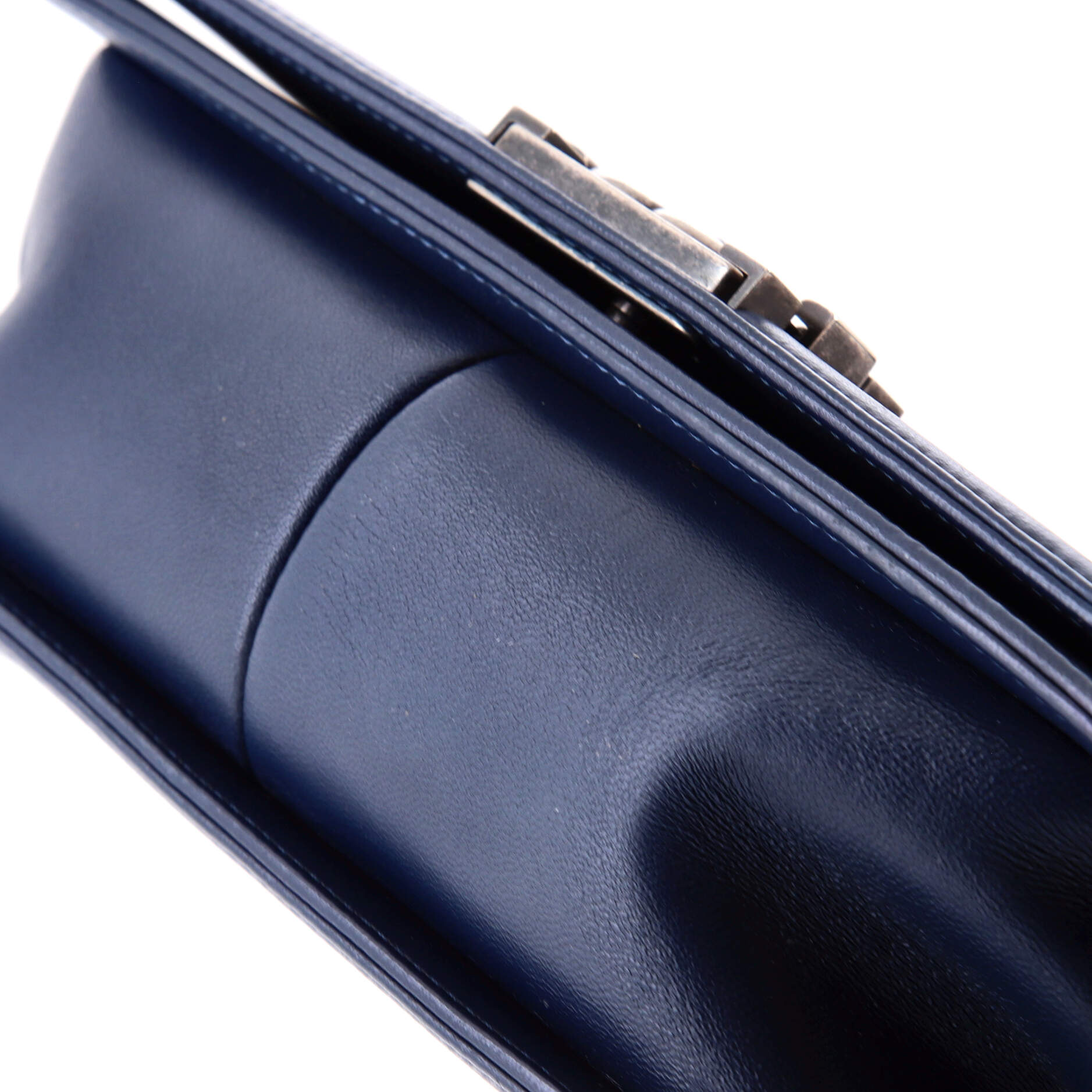 Pre-Loved Chanel Boy Flap Bag Chevron Wrinkled Lambskin Old Medium - Image 7