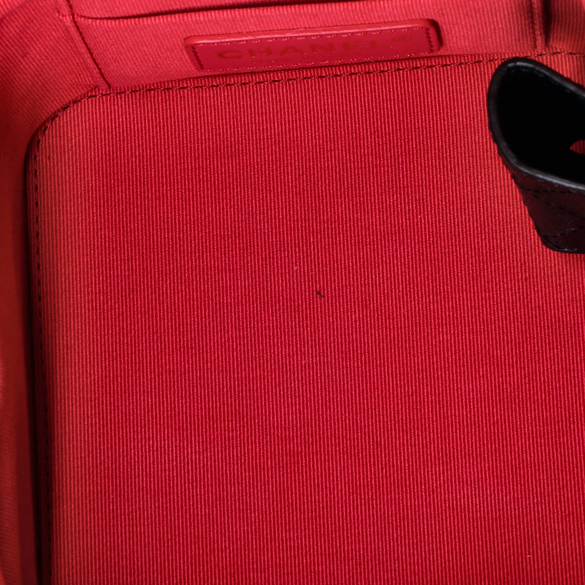 Pre-Loved Chanel Chain Bar Vanity Case with Chain Quilted Calfskin Small - Image 5