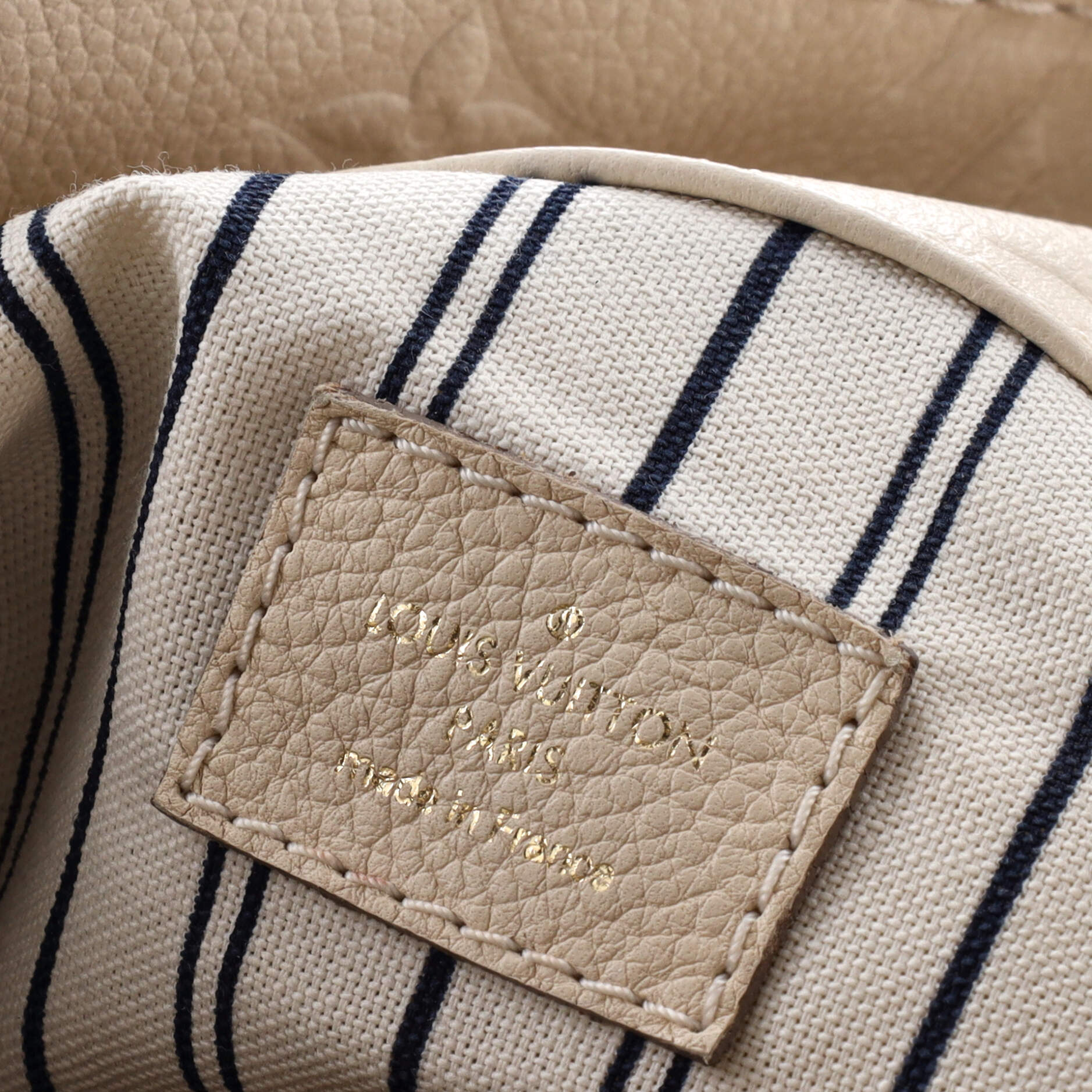 Pre-Loved Louis Vuitton Artsy Handbag Monogram Empreinte Leather MM - Image 6